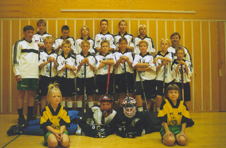 Kuvassa 87 joukkue vuodelta 2000